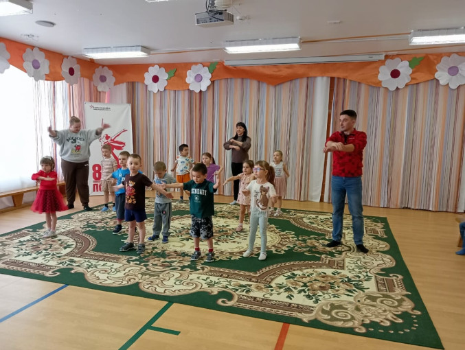 УТРЕННЯЯ ЗАРЯДКА ВМЕСТЕ С РОДИТЕЛЯМИ "СЧАСТЬЕ ТАМ, ГДЕ СЕМЬЯ" УТРЕННЯЯ ЗАРЯДКА ВМЕСТЕ С РОДИТЕЛЯМИ "СЧАСТЬЕ ТАМ, ГДЕ СЕМЬЯ".
